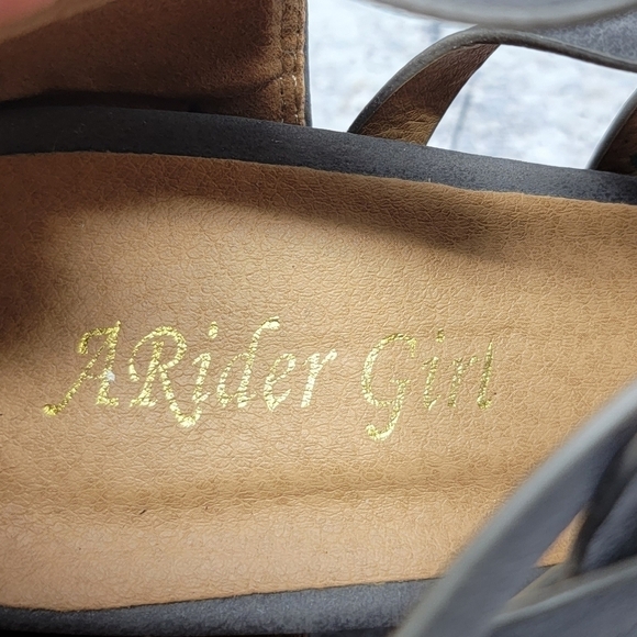 ARider Girl | Gray Strappy Criss Cross Low Heel Booties Shoes Size 7.5 - Picture 8 of 10